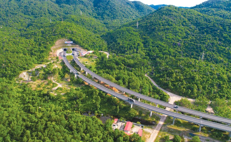 Hầm đường bộ qua Đèo Cả là công trình hầm đường bộ cấp đặc biệt đầu tiên do người Việt thiết kế và thi công