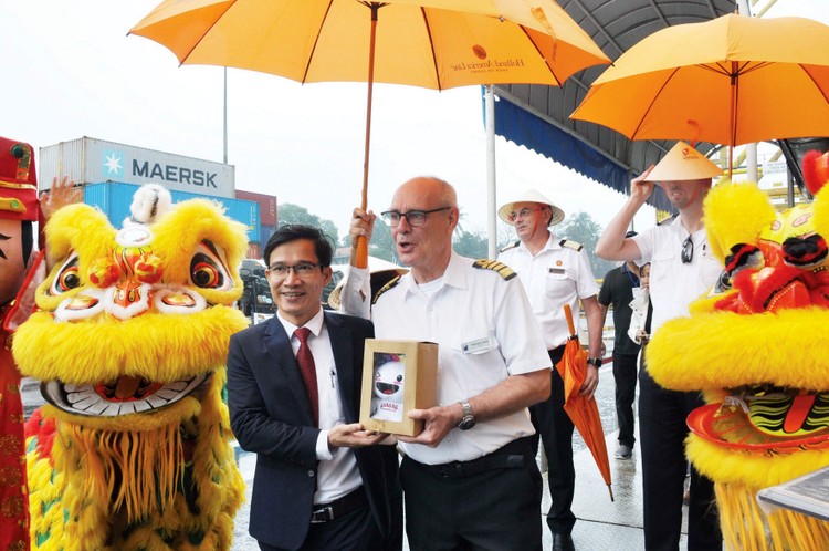 Đại diện Sở Du lịch Đà Nẵng đón Thuyền trưởng và du khách tàu Westerdam cập cảng Tiên Sa trong ngày đầu năm mới 2024
