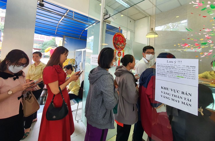 Người mua vàng trong ngày vía Thần Tài tại trụ sở Công ty TNHH MTV Vàng bạc đá quý Sài Gòn (SJC) ở TP.HCM. Ảnh: Song Lê