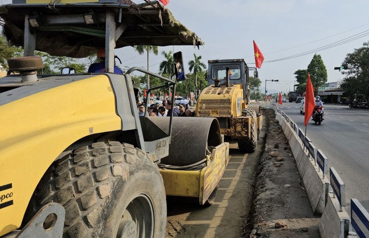 Thiết bị triển khai thi công mở rộng Quốc lộ 14B qua địa bàn Đà Nẵng. Ảnh: Minh Nguyệt