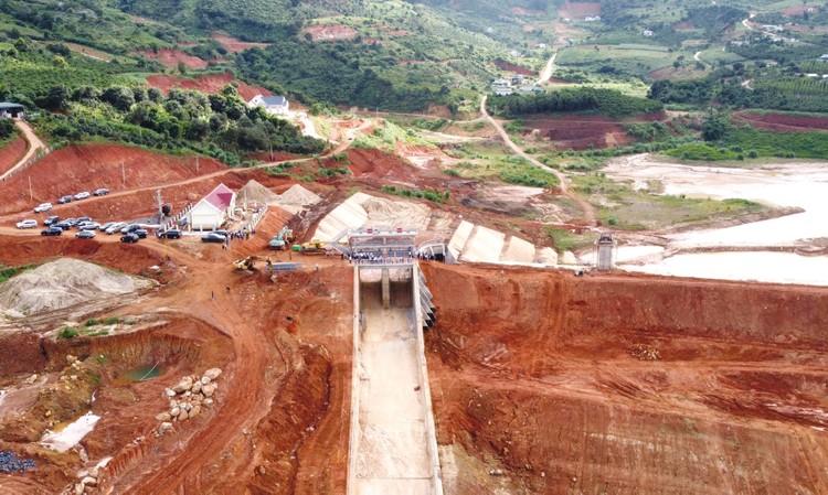 Kể từ sau sự cố sạt trượt, sụt lún đất, Dự án Xây dựng hồ chứa nước Đông Thanh, huyện Lâm Hà, tỉnh Lâm Đồng phải tạm dừng thi công. Ảnh: Bình An