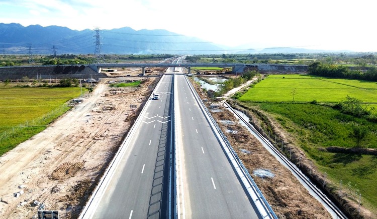 Dự án cao tốc Cam Lâm - Vĩnh Hảo thực hiện theo phương thức PPP dự kiến hoàn thành trước mốc 30/4/2024. Ảnh: Thiện Nhân