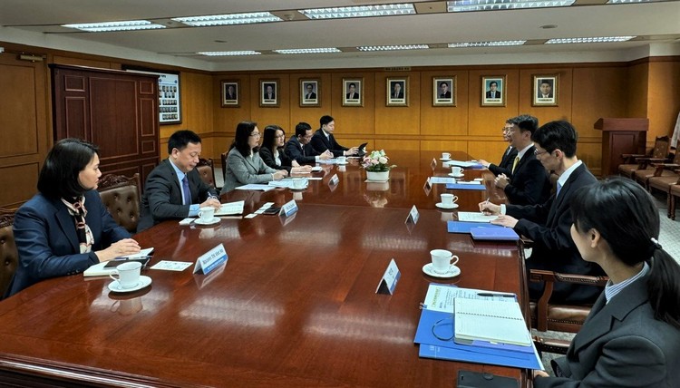 Chủ tịch Ủy ban Chứng khoán Nhà nước Vũ Thị Chân Phương đã có buổi làm việc với ông Lee Bok-hyun, Thống đốc Cơ quan giám sát tài chính Hàn Quốc (FSS)