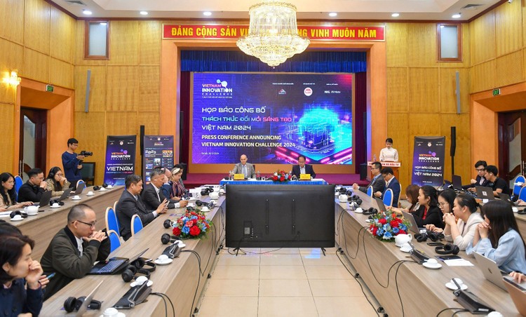 Chủ đề của Chương trình Thách thức Đổi mới sáng tạo Việt Nam 2024 là “Đổi mới sáng tạo cùng doanh nghiệp thúc đẩy ngành công nghiệp bán dẫn và AI chinh phục thị trường toàn cầu”. Ảnh: Thế Đại
