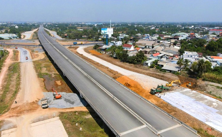 Gói thầu J3 thuộc Dự án Đầu tư xây dựng đường cao tốc Bến Lức - Long Thành đã hoàn thành khoảng 80%. Ảnh: Lê Phan