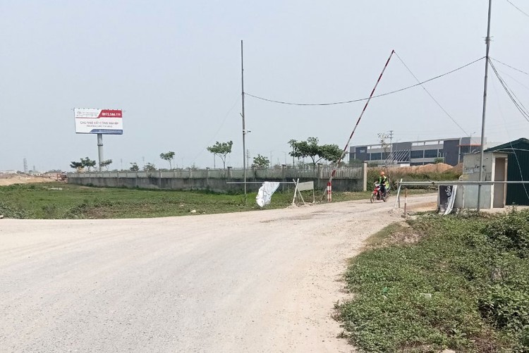 Điểm đấu nối tại Km1+240/phải tuyến đường BOT cầu Thái Hà để làm đường công vụ thi công Dự án ĐT.495B (Hà Nam). Ảnh: Bích Thảo