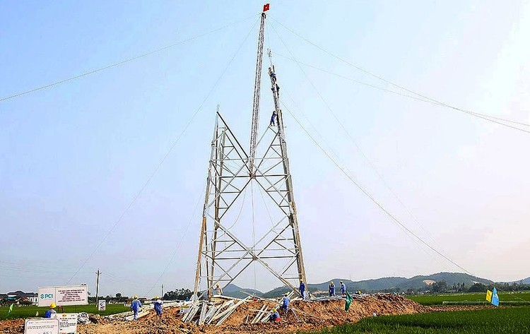 Tại Dự án Đường dây 500kV mạch 3 từ Quảng Trạch - Phố Nối, các nhà thầu đã bàn giao 221/1.177 cột thép, trong đó hoàn thành lắp dựng 79 cột. Ảnh minh họa: Tiến Dũng