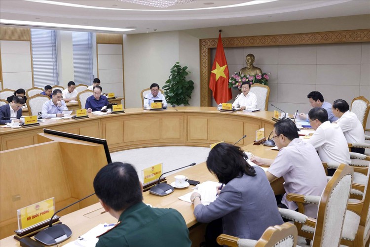 Phó Thủ tướng Trần Hồng Hà chủ trì cuộc họp về tiến độ xây dựng các văn bản quy định chi tiết thi hành Luật Đất đai năm 2024. Ảnh: Doãn Tấn