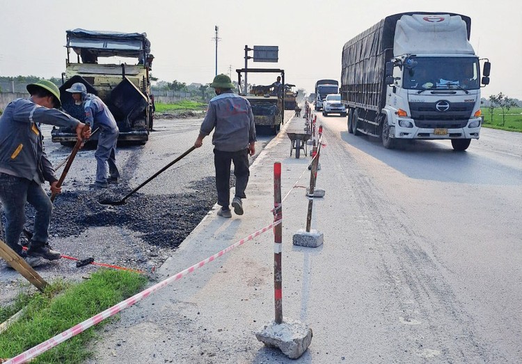 Thi công xây dựng nút giao đấu nối tạm thời có thời hạn 12 tháng tại Km1+240/phải tuyến dự án BOT cầu Thái Hà để làm đường công vụ thi công Dự án ĐT.495B