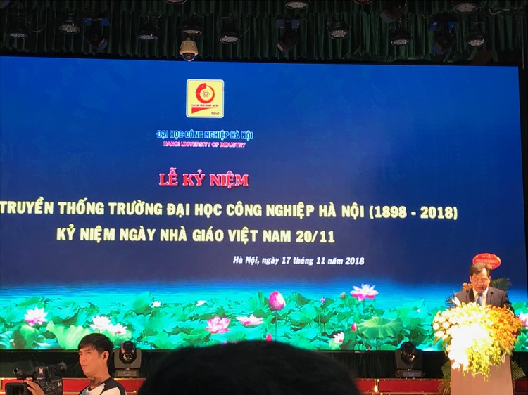 PGS.TS Trần Đức Quý -Hiệu trưởng trường Đại học Công nghiệp Hà Nội phát biểu tại Lễ kỷ niệm 120 năm Ngày truyền thống Nhà trường.  Ảnh: Hoàng Việt