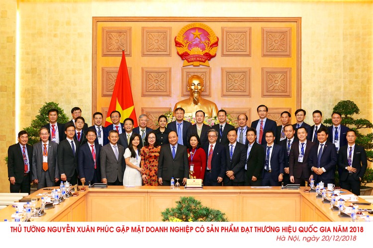 Thủ tướng Nguyễn Xuân Phúc chụp ảnh lưu niệm cùng các doanh nghiệp