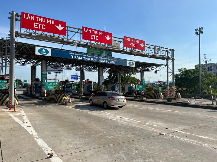 Phương tiện lưu thông qua làn ETC trên cao tốc Cầu Giẽ - Ninh Bình.