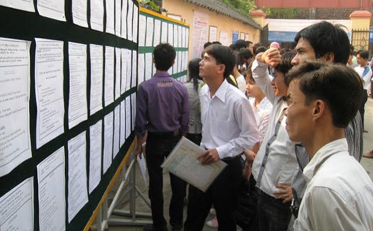  Mỗi phiên giao dịch việc làm được mở tại Trung tâm Giới thiệu việc làm tỉnh Thanh Hóa luôn có rất đông sinh viên đến tìm việc làm, trong đó có nhiều người tốt nghiệp hệ cử tuyển. Ảnh: Lê Hoàng.