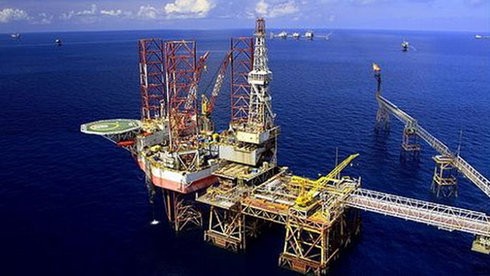 Việt Nam buộc khai thác thêm dầu vì giá giảm? 