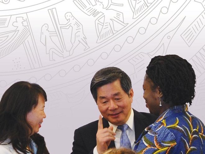 Bộ trưởng Bộ Kế hoạch và Đầu tư Bùi Quang Vinh và các đại biểu tại Diễn đàn Doanh nghiệp Việt Nam năm 2015