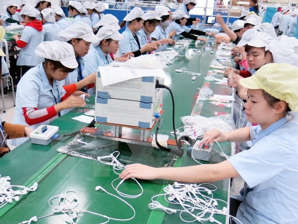 Dây chuyền sản xuất tai nghe cho điện thoại thông minh của Công ty TNHH Glonics Việt Nam, doanh nghiệp 100% vốn FDI Hàn Quốc. (Ảnh: Hoàng Nguyên/TTXVN)