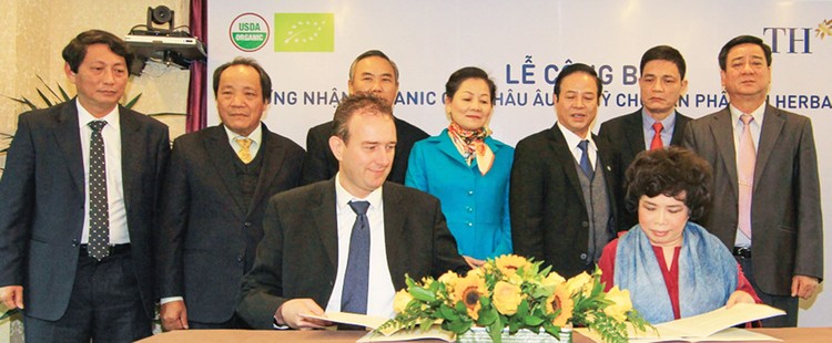 Bà Thái Hương, Chủ tịch Tập đoàn TH ký kết thực hiện tiêu chuẩn hữu cơ châu Âu (EC 834/2007) và Mỹ (USDA-NOP) cho sản phẩm sữa tươi TH true MILK với ông Riekele Leonard De Boer, Giám đốc điều hành Công ty Control Union Vietnam 