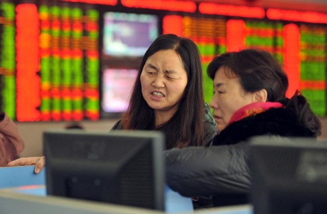 Đợt bán tháo trong phiên thứ Năm của chứng khoán thế giới lại bắt nguồn từ Trung Quốc (Ảnh: AFP)