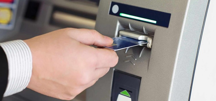 Cần hướng dẫn các biện pháp giao dịch an toàn tại ATM. Ảnh: Internet 