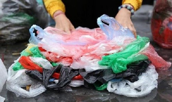 Thuế bảo vệ môi trường đối với mặt hàng túi nilon hiện ở mức 50.000 đồng/kg. Ảnh: Internet 