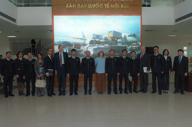Đoàn cấp cao của USAID đến thăm Ga Hàng hóa Nội Bài ngày 1/11. Ảnh: X.Yến
