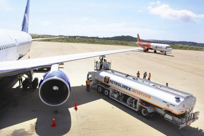 Việc giảm giá nhiên liệu bay sẽ tác động trực tiếp đến hoạt động kinh doanh của ngành hàng không. Ảnh: Internet 