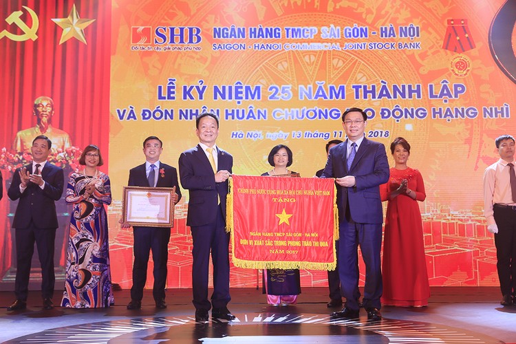 Ủy viên Bộ Chính trị, Phó Thủ tướng Chính phủ Vương Đình Huệ  trao cờ Thi đua của Chính phủ cho Ngân hàng SHB 