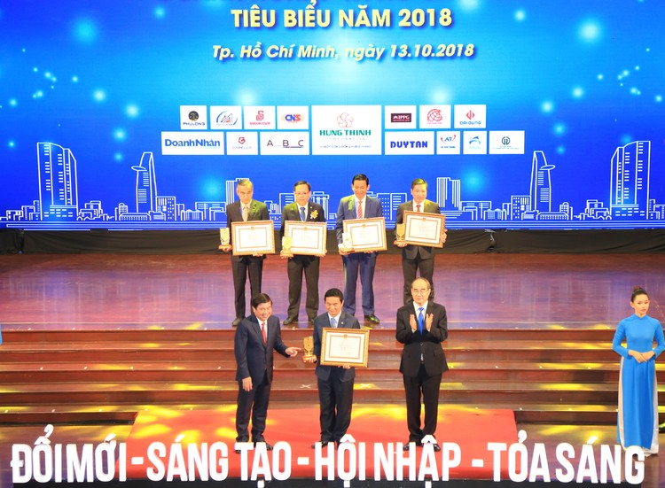 Hòa Bình vinh dự Top 10 Doanh nghiệp TP.HCM tiêu biểu 2018 