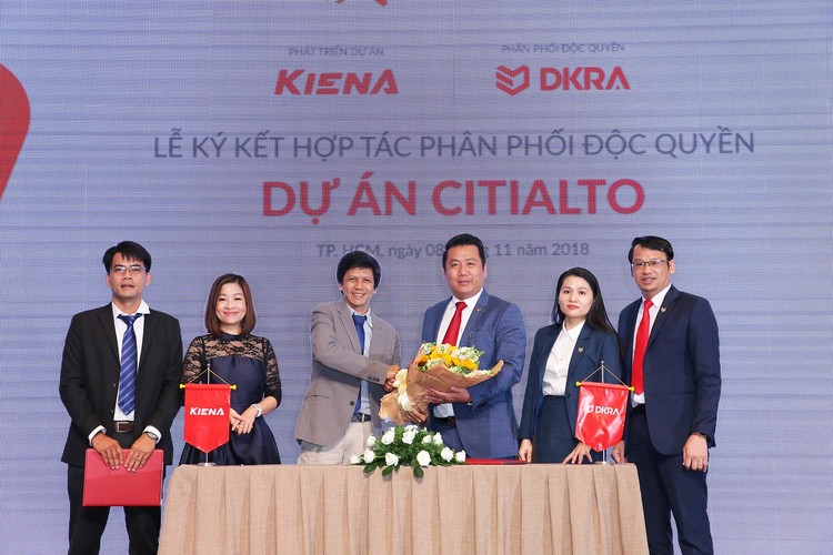 Công ty Cổ phần Kiến Á và Công ty Cổ phần DKRA Việt Nam thực hiện nghi thức ký kết hợp tác phân phối độc quyền dự án CitiAlto. Ảnh: N.N