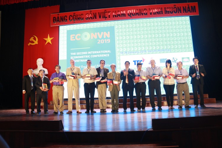 Các diễn giả nhận kỷ niệm chương của Ban tổ chức tại Hội thảo quốc tế thường niên về kinh tế lượng năm 2019