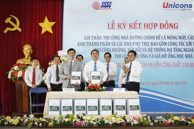 
Ông Lê Chí Trung – Tổng Giám đốc Unicons (trái) trong lễ ký kết hợp đồng thi công nhà máy Tôn Phương Nam tại tỉnh Đồng Nai