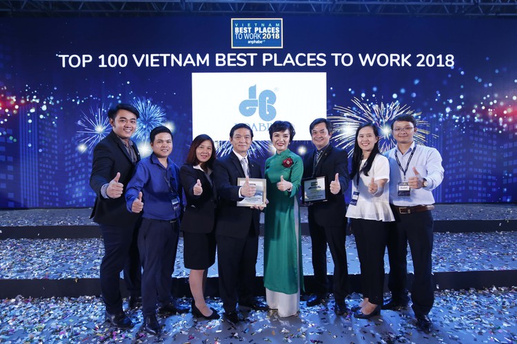 Năm 2018, Hòa Bình xếp hạng thứ 70 trong Top 100 nơi làm việc tốt nhất Việt Nam, tăng 12 hạng so với năm 2017