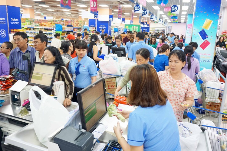 Siêu thị Co.opmart Phan Văn Hớn là siêu thị thứ 3 của Saigon Co.op tại Quận 12, bên cạnh Co.opmart Hiệp Thành và Co.opmart Nguyễn Ảnh Thủ