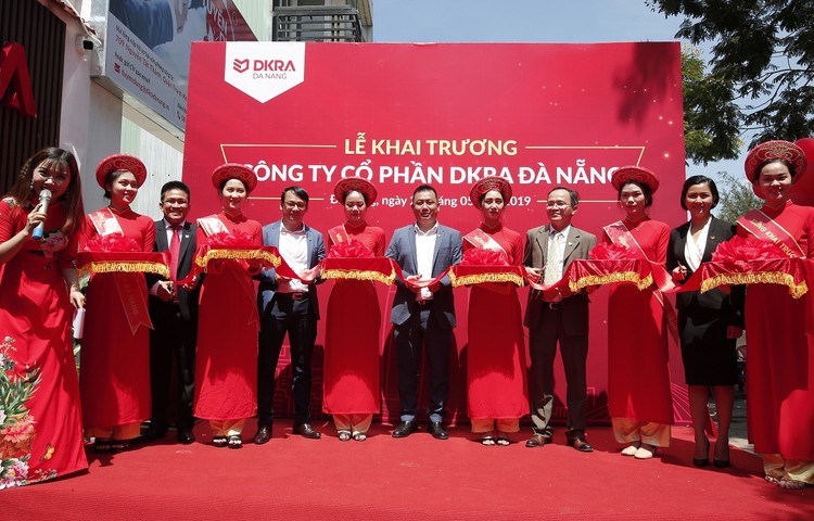 Ban lãnh đạo DKRA Vietnam và DKRA Đà Nẵng thực hiện nghi thức cắt băng khánh thành tại buổi lễ khai trương Công ty CP DKRA Đà Nẵng