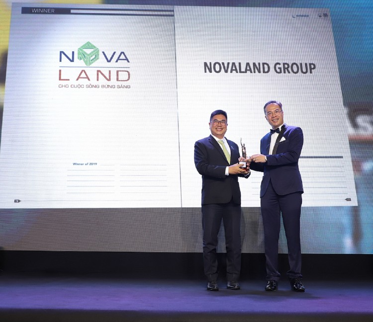 Ông Bùi Xuân Huy, Tổng giám đốc Tập đoàn Novaland (trái) nhận giải thưởng từ ông William Ng, Tổng biên tập Tạp chí HR Asia