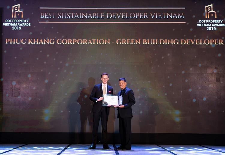 Ông Trương Anh Tú - Giám đốc Phát triển kinh doanh Phuc Khang Corporation nhận giải thưởng Nhà phát triển bền vững của năm
