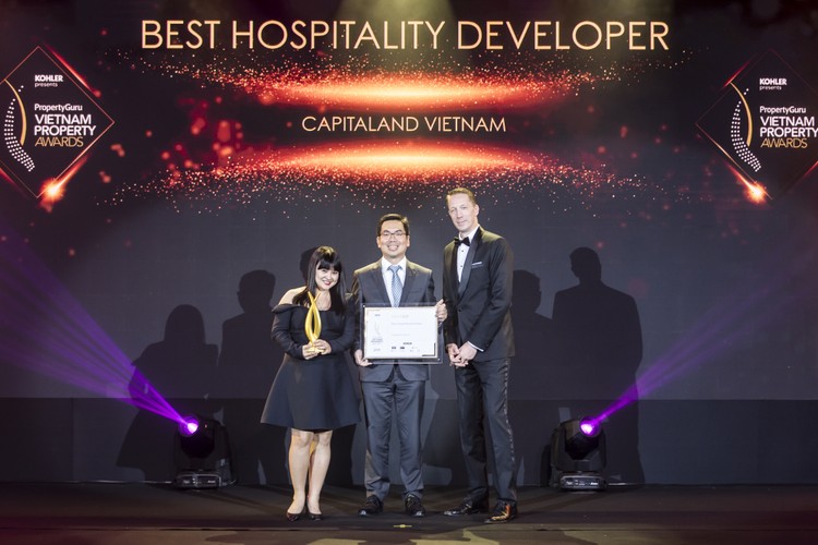 Đại diện CapitaLand nhận giải thưởng Chủ đầu tư khách sạn xuất sắc tại Giải thưởng Bất động sản Việt Nam 2019