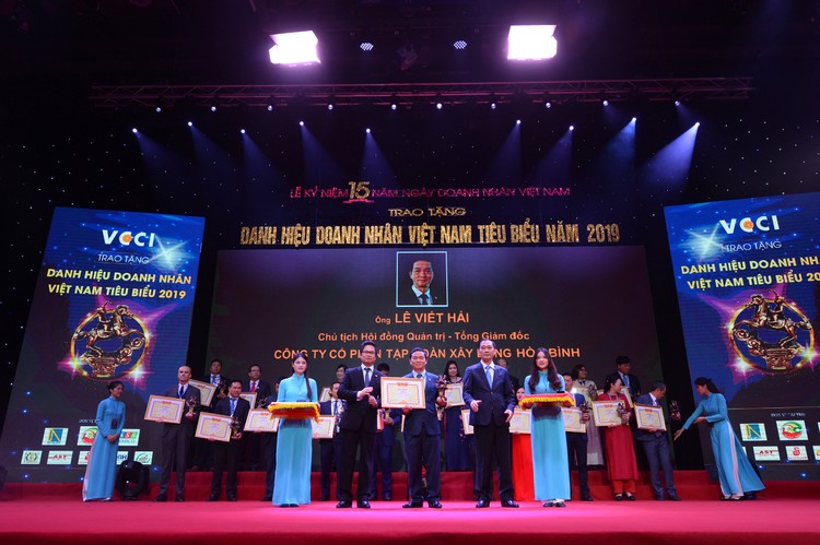 Ông Lê Viết Hải - Chủ tịch HĐQT kiêm Tổng Giám đốc Tập đoàn Xây dựng Hòa Bình nhận Cúp Thánh Gióng 