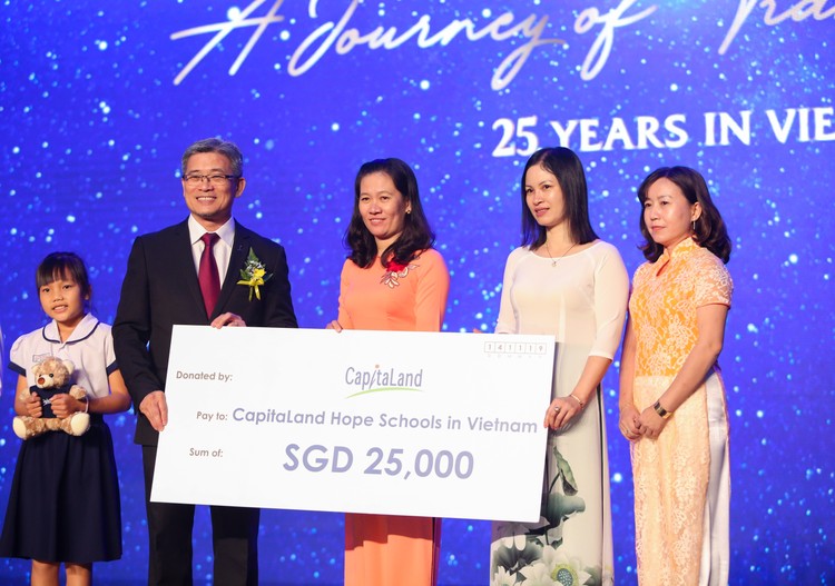 Ông Tan Seng Chai, Tổng giám đốc Nhân sự Tập đoàn CapitaLand và Giám đốc Quỹ thiện nguyện CapitaLand Hope Foundation trao chứng nhận hỗ trợ 25.000 đô la Singapore cho đại diện các trường CapitaLand Hope