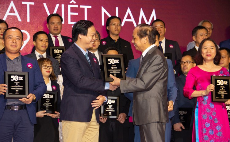 Ông Bùi Quang Anh Vũ - Tổng Giám đốc Công ty Cổ phần Bất động sản Phát Đạt nhận giải thưởng “50 Công ty Kinh doanh Hiệu quả nhất Việt Nam 2019”