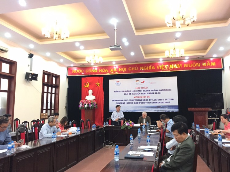 Ông Nguyễn Đình Cung, Viện trưởng CIEM phát biểu khai mạc Hội thảo Nâng cao năng lực cạnh tranh ngành logistics ngày 29/10/2018