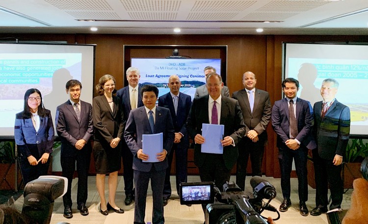 Đại diện Ngân hàng Phát triển châu Á và Công ty CP Thủy điện Đa Nhim - Hàm Thuận - Đa Mi ký kết khoản vay trị giá 37 triệu USD cho Dự án