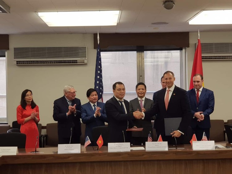 Đại diện Bộ Công Thương Việt Nam và Bộ Ngoại giao Hoa Kỳ ký kết Bản ghi nhớ đối tác hợp tác năng lượng toàn diện (ảnh: MOIT)