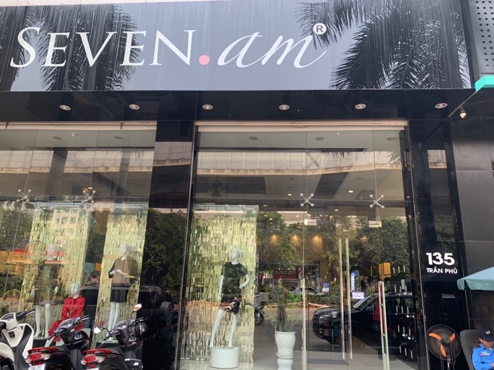 Đội Quản lý thị trường số 14 đã tiến hành kiểm tra 5 điểm kinh doanh thương hiệu thời trang Seven.Am trên địa bàn Hà Nội (ảnh: MOIT)