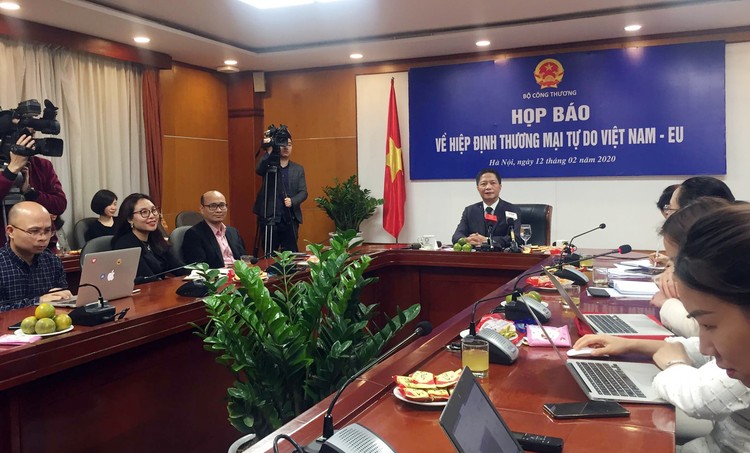 Bộ trưởng Bộ Công thương Trần Tuấn Anh thông báo về Hiệp định EVFTA, EVIPA đã chính thức thông qua tại cuộc họp báo. Ảnh: Việt Anh