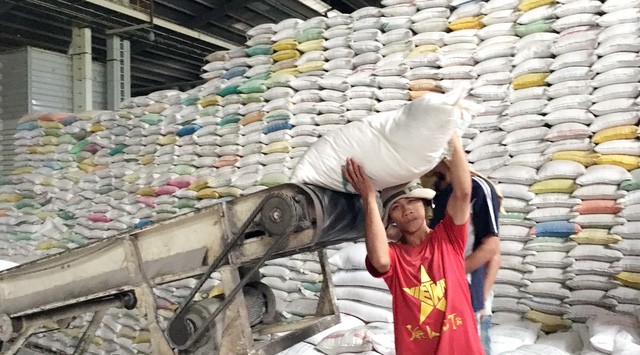 Theo Bộ Công Thương, hiện lượng gạo tồn kho của doanh nghiệp vẫn rất lớn (ảnh: Internet)