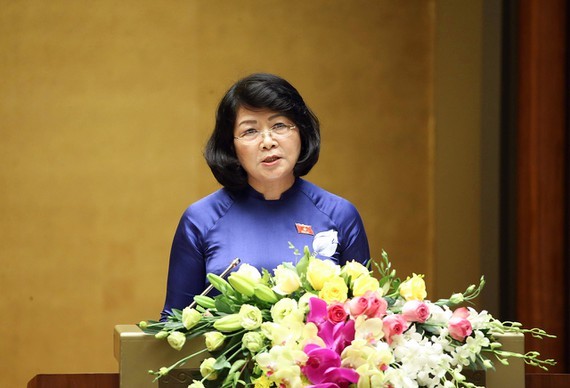 Phó Chủ tịch nước Đặng Thị Ngọc Thịnh trình bày Tờ trình của Chủ tịch nước đề nghị phê chuẩn Hiệp định EVFTA tại Kỳ họp 