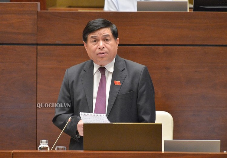 Bộ trưởng Bộ Kế hoạch và Đầu tư Nguyễn Chí Dũng làm rõ thêm một số vấn đề đại biểu nêu tại phiên thảo luận trực tuyến về Dự thảo Luật Đầu tư (sửa đổi) chiều ngày 26/5/2020 (ảnh: QH)
