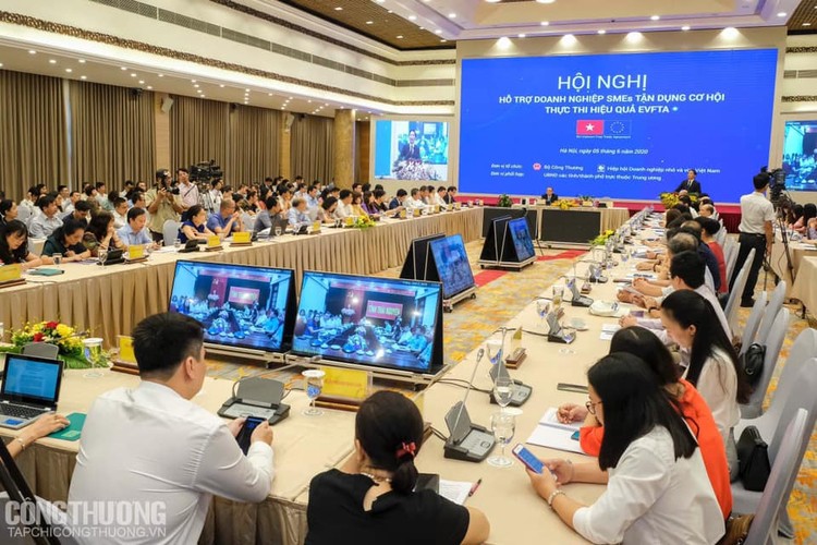 Hội nghị dưới sự chủ trì của Bộ trưởng Bộ Công Thương Trần Tuấn Anh và Chủ tịch Hiệp hội Doanh nghiệp nhỏ và vừa Việt Nam Nguyễn Văn Thân 