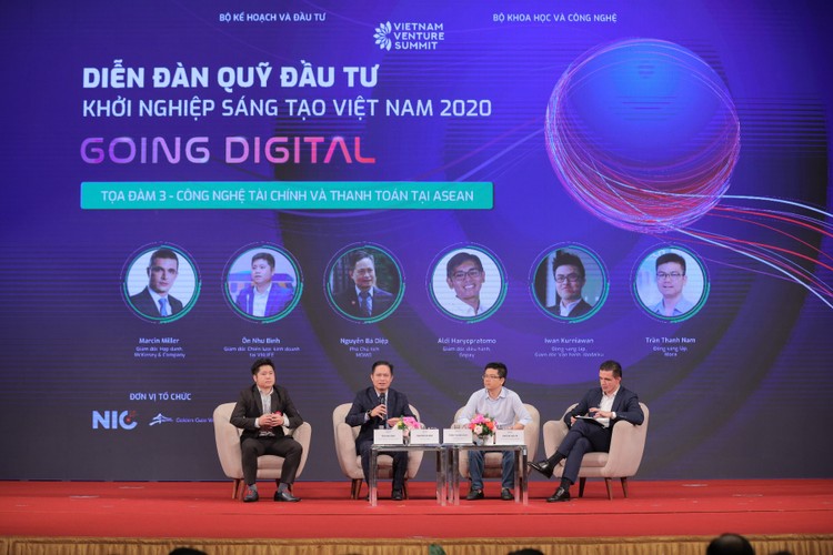 Đại diện Ví MoMo (thứ 2 từ trái sang) tham gia Phiên thảo luận trong khuôn khổ VVS2020 do Bộ Kế hoạch và Đầu tư phối hợp với các đơn vị tổ chức ngày 25/11/2020.